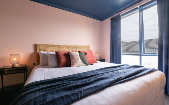 Nomads St Kilda Beach – Guest Rooms – Melbourne