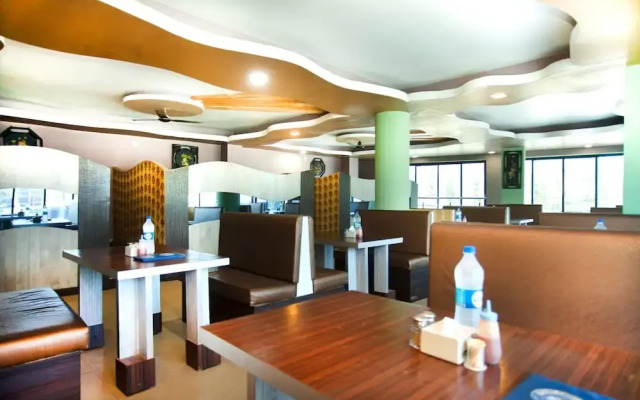 OYO 343 Pop Life Hotel