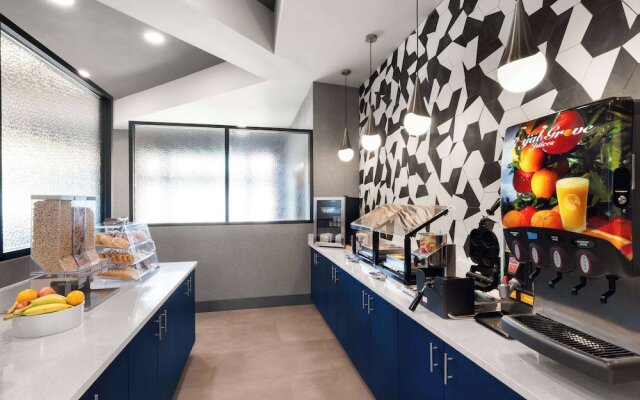 La Quinta Inn & Suites by Wyndham Greensboro NC