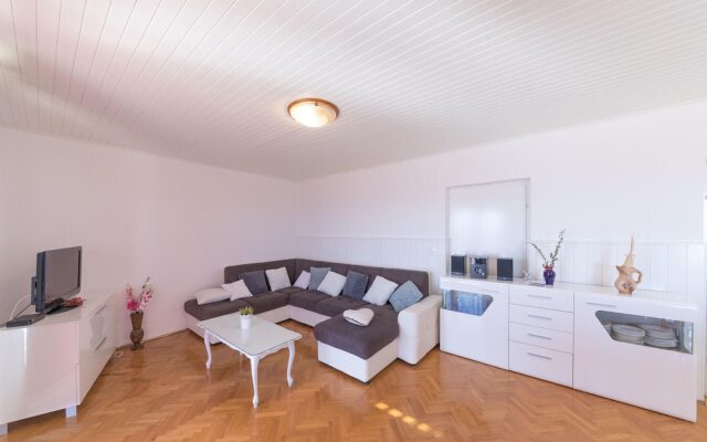 Amazing Home in Kastel Stari With Wifi and 2 Bedrooms