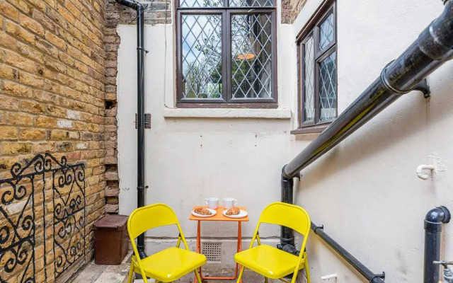 Peaceful Crouch Hill Flat by MoreThanStays