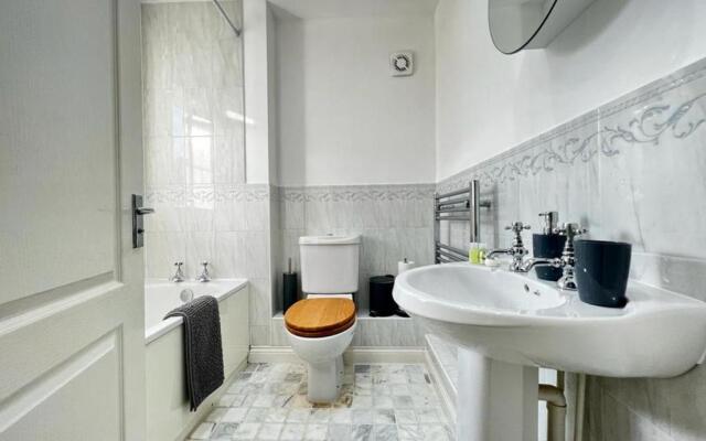 Boleyn Avenue by Incredible Stay