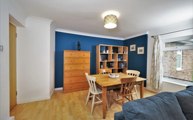 Quiet APT Sleeps 4-6 Central Windsor With Parking