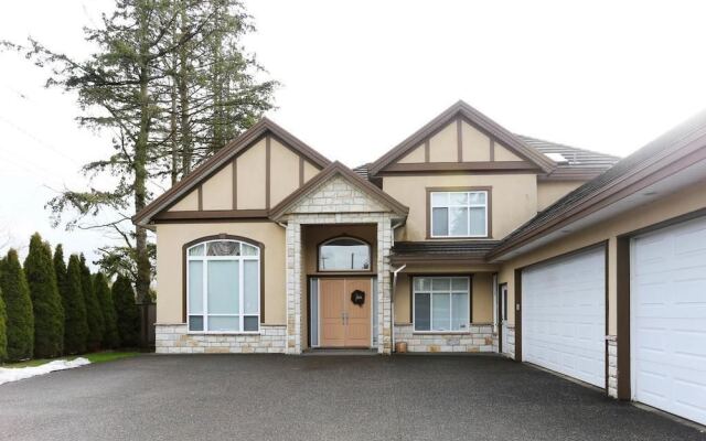 Near the Richmond downtown/private entrance by Elevate Rooms