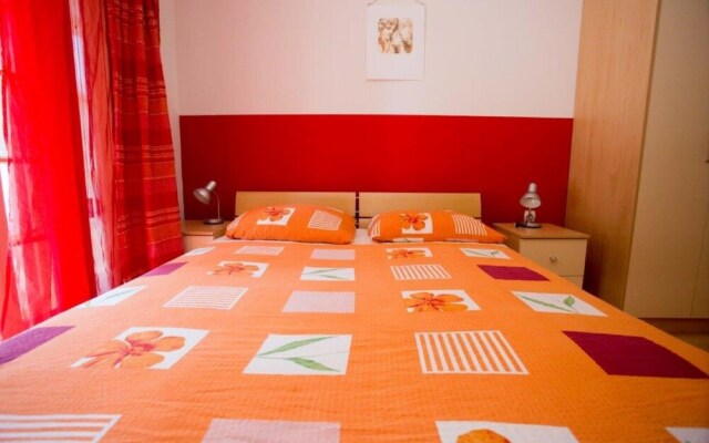 Sunny Apartment with private parking