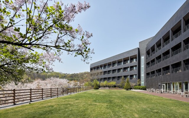 Rolling Hills Hotel