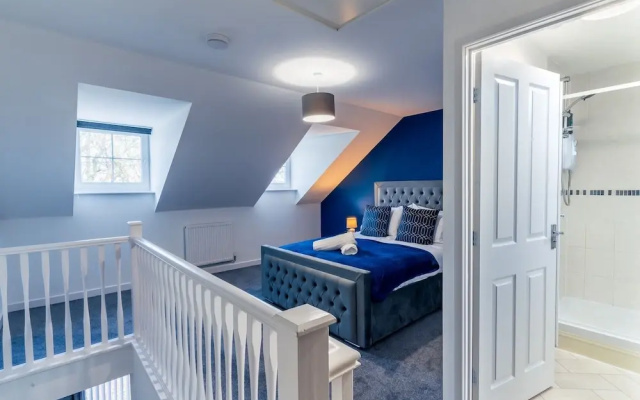 Stylish 3-bedroom House With Parking - Sleeps 6