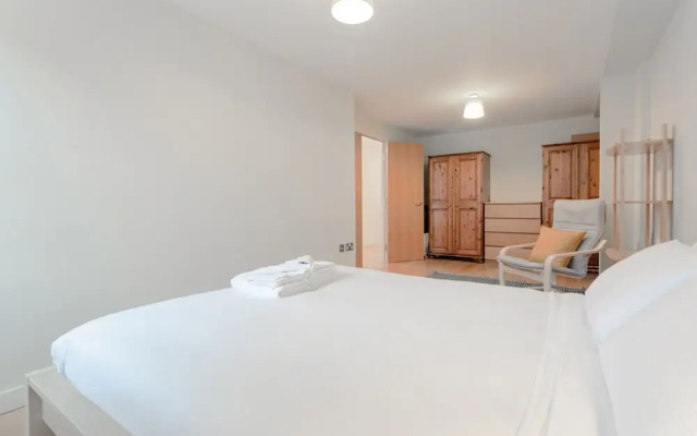Spacious 2 Bedroom Stoke Newington Flat