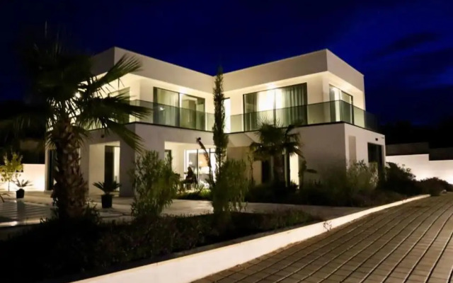 Sunset Villa Aves With Pool, Gym and Sauna