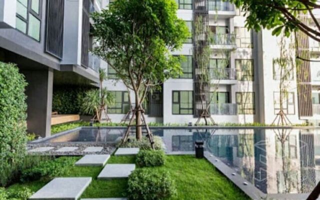 Rhythm Sukhumvit 36-38 by Jummie