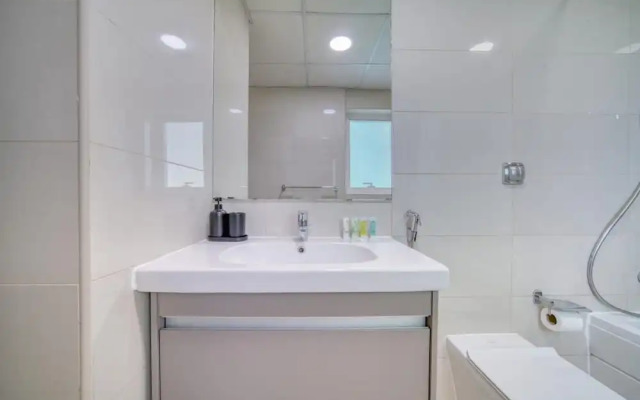 Premium 2BR Apt w Marina Views