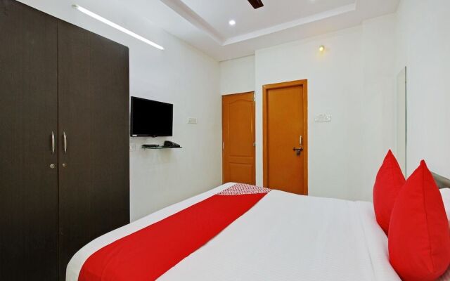 OYO 30151 Golden Hive