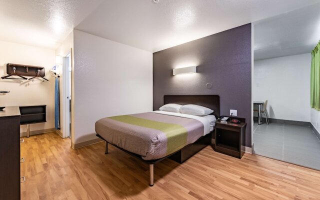 Studio 6 Monroe, LA - Hwy 165