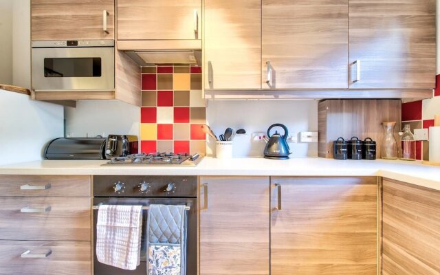 Beautifully Presented Flat, Close To City Centre