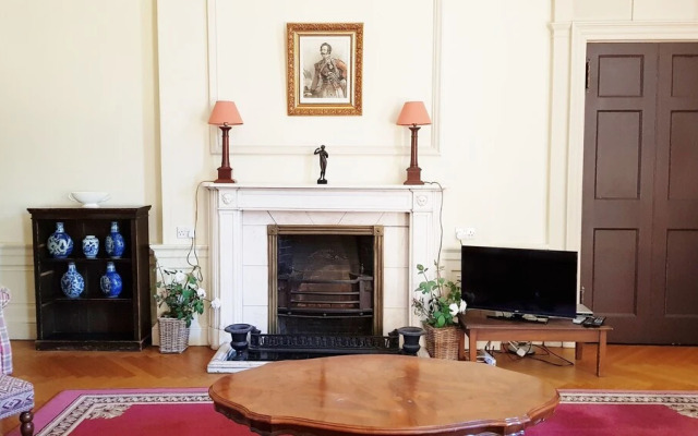 Classy Historic Edinburgh Apartment