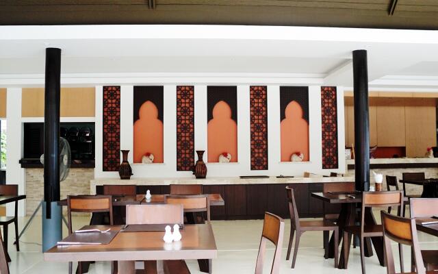 Iyara Beach Hotel & Plaza