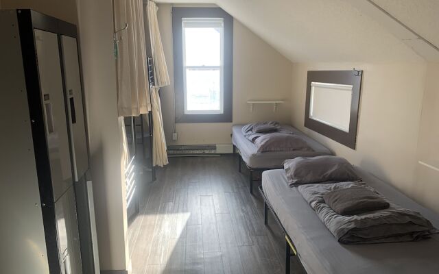 Party Hostel- Canmore Hotel Hostel