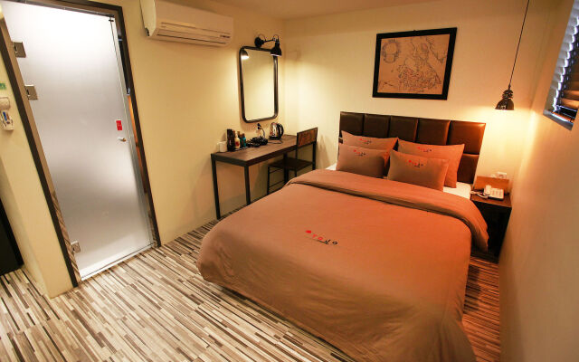 Achasan Station Wall Hotel