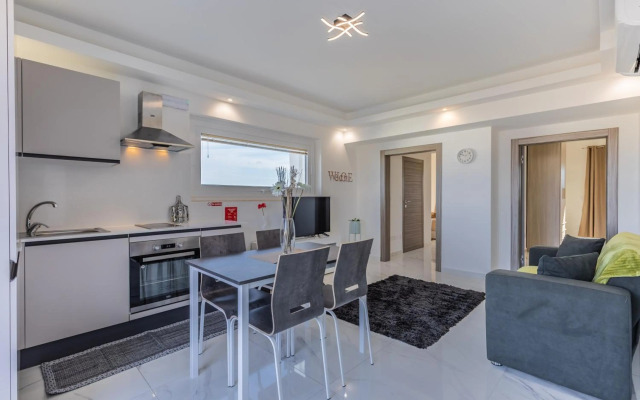 STYLISH 2-Bedroom Penthouses - Terrace with Views