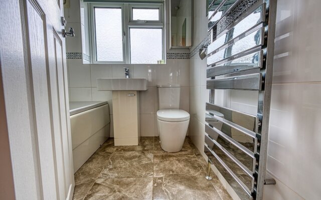 Modern 3 Bedroom 2 Bath Hse with Parking