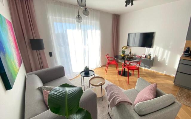 stylishe Wohnung mit Balkon und Tiefgarage