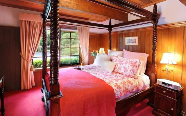 Mary Card's Coach House