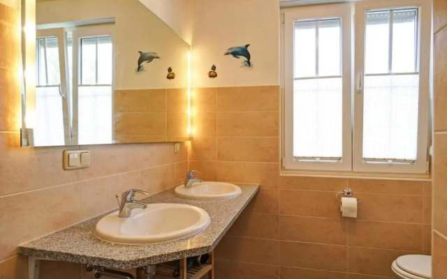 Holiday House Nightingale, Glowe