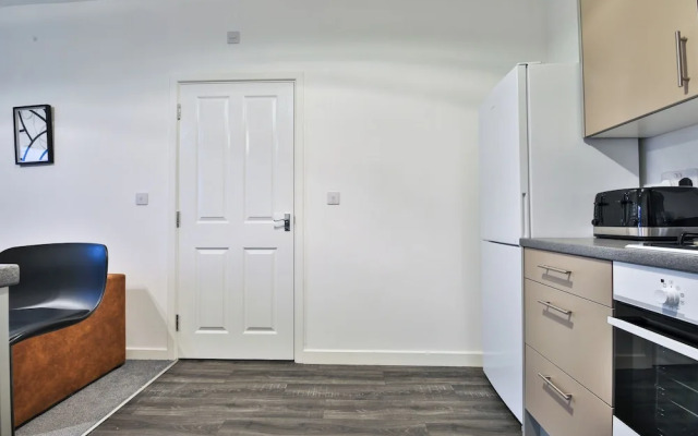 2 Bed Flat with Parking Near Waterfront