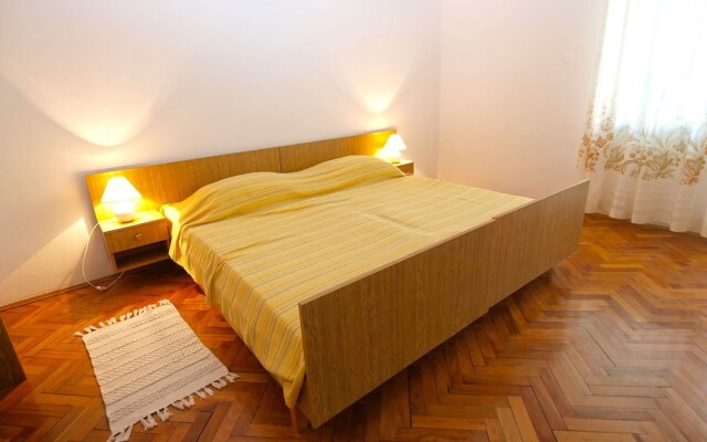 Apartment 977
