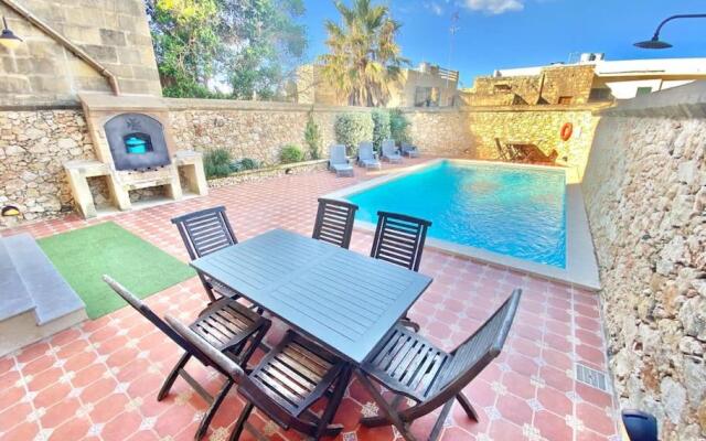 Villa Rossa Gozo - 5 bedroom ensuite with pool & jacuzzi