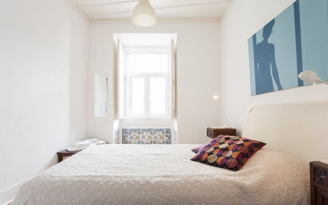 ALTIDO Classic 3BR home w/workspace in Chiado, 2mins from Baixa-Chiado subway