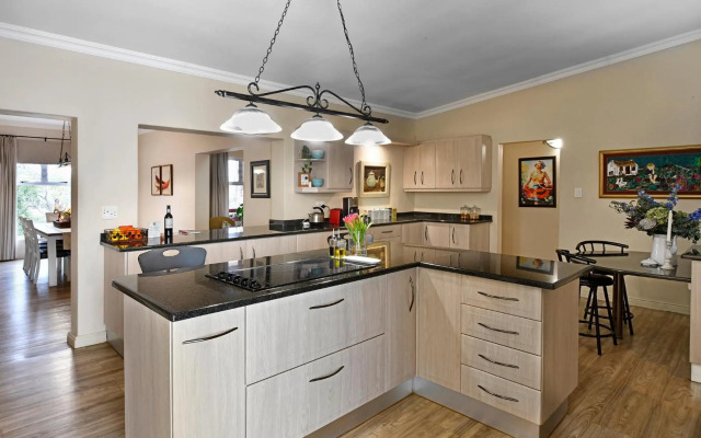 Petit Plaisir is a Romantic Self-catering Cottage on the Side of the Village no1