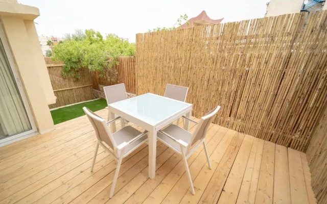 Boutique and garden apartments in Hawaii complex by YalaRent - Families only