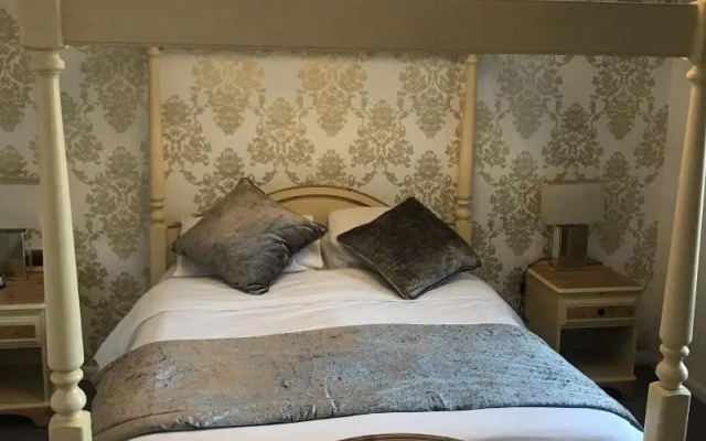 Three Queens Hotel