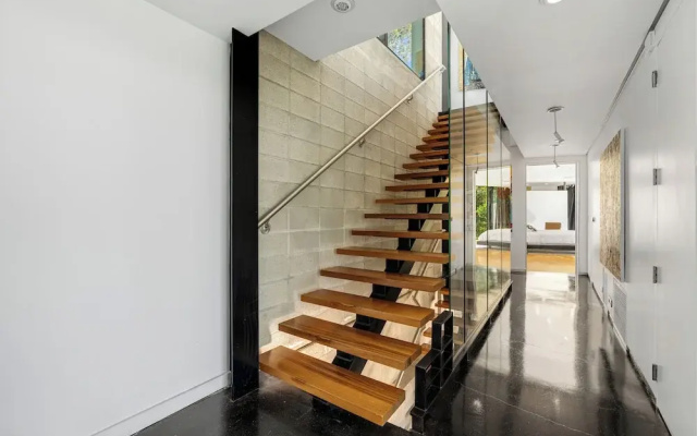 Glass Mansion - Chic Glass Villa in LA Hills With Views, Style & Serenity