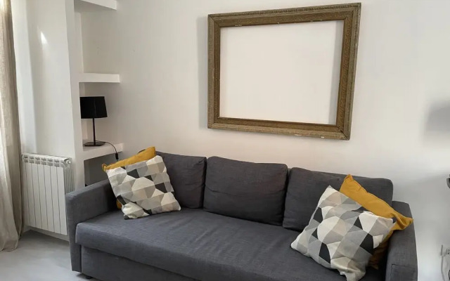 Lovely 1-bed Apartment in Roma With Terrace