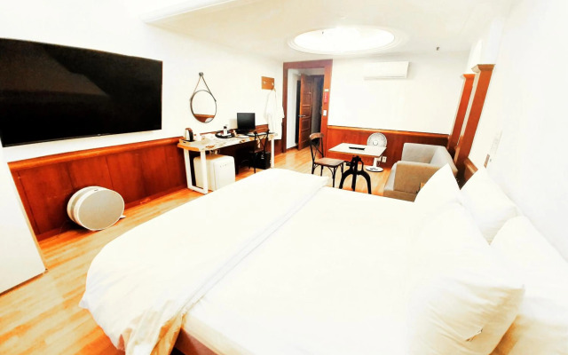 Uneed Hotel