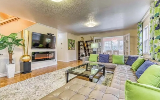 Peaceful Getaway 3 Bedroom Home by Redawning