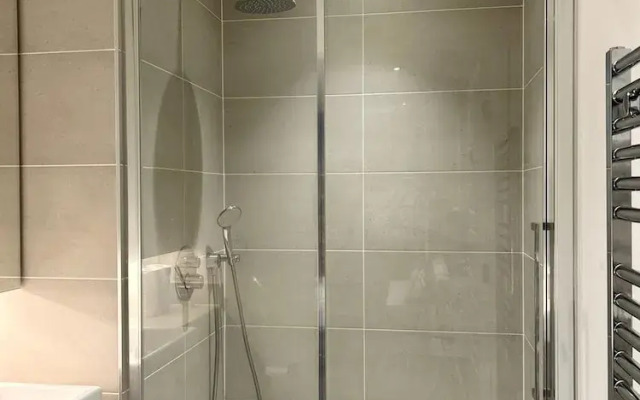 Beautiful 2-bed High Rise Apartment in Royal Wharf