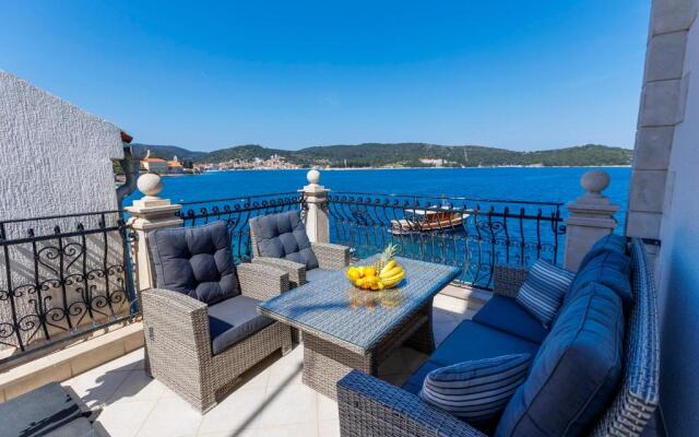 Seafront Apartment For4