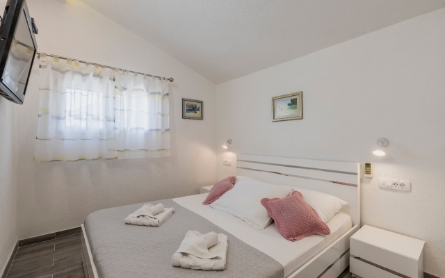 Holiday house Goldie - 30 m from beach: Sevid, Riviera Trogir