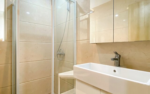 Comfort 2Br At Crown Court Executive Condominium Apartment