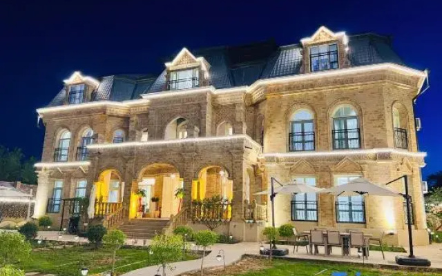 Yining Huatian Yunxuan Homestay (Kazanqi Folk Custom Tourism Area Branch)