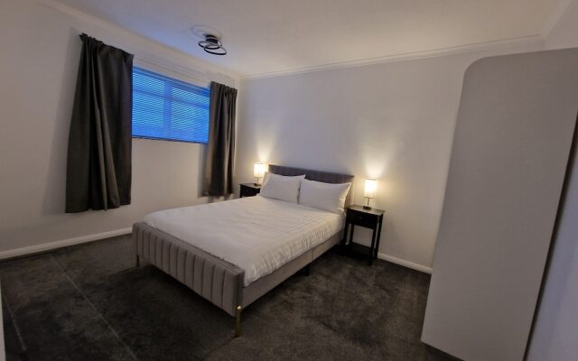 Modern And Spacious 3 Bedrooms Family House