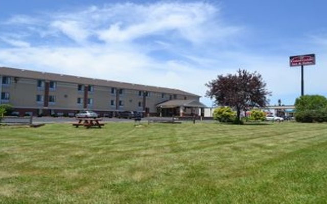 Countryside Inn & Suites