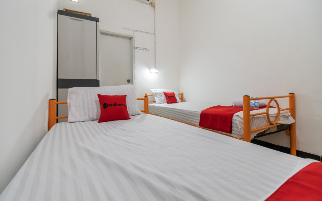 RedDoorz near Terminal Bubulak Bogor