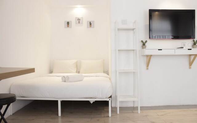 Modern Chic Studio Room at Grand Asia Afrika Apartment