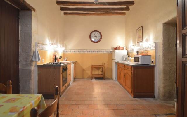 Cozy Holiday Home Near Forest in Lerné