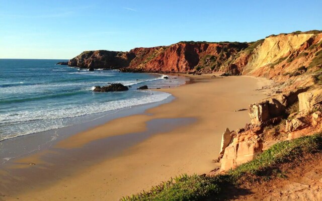 Apartamento Junto à Praia na Arrifana, by Izibookings