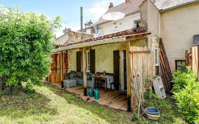 Traditional Holiday Home in Brinon sur Beuvron